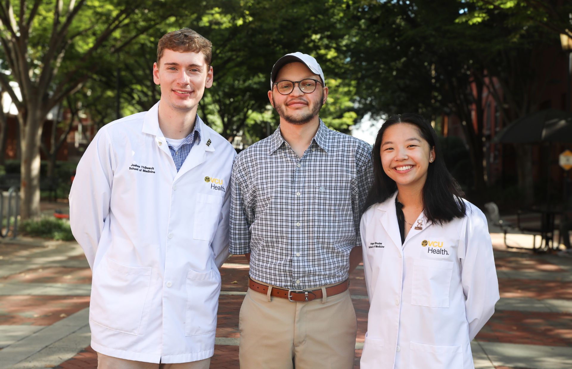 (From left) MedMentors @ MCV president and M3 Josh Thibeault with VCU senior Shady Habib and M2 Hope Rhodes, a mentor-mentee duo matched by the student interest group (Photo by Arda Athman)