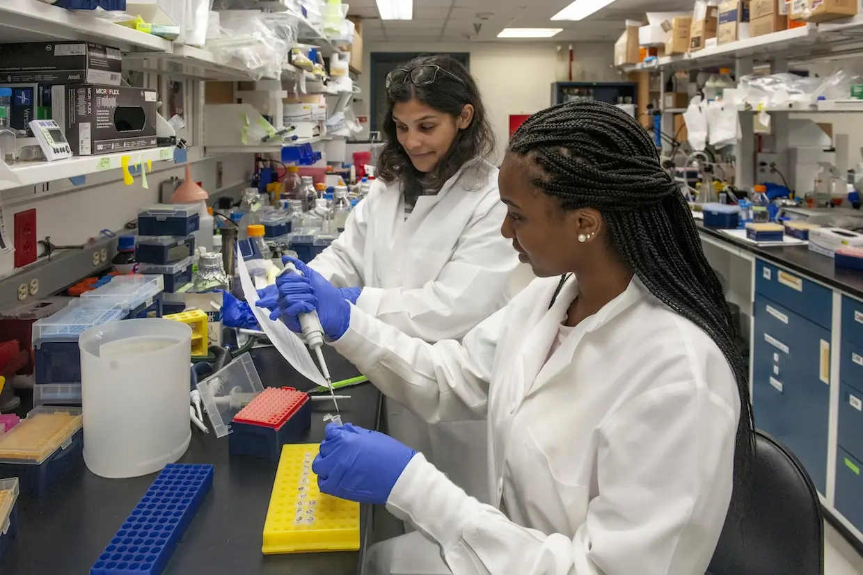 Anna Kovilakath, left, and Kaya Smith in the lab at VCU.