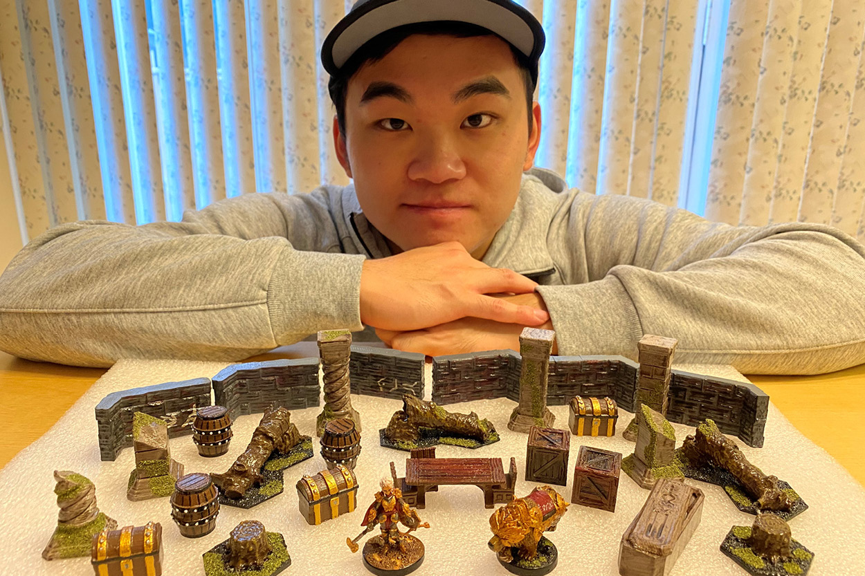  Jason Hung paints mini-figures and once primed, painted and varnished over 400 pieces in a week. 