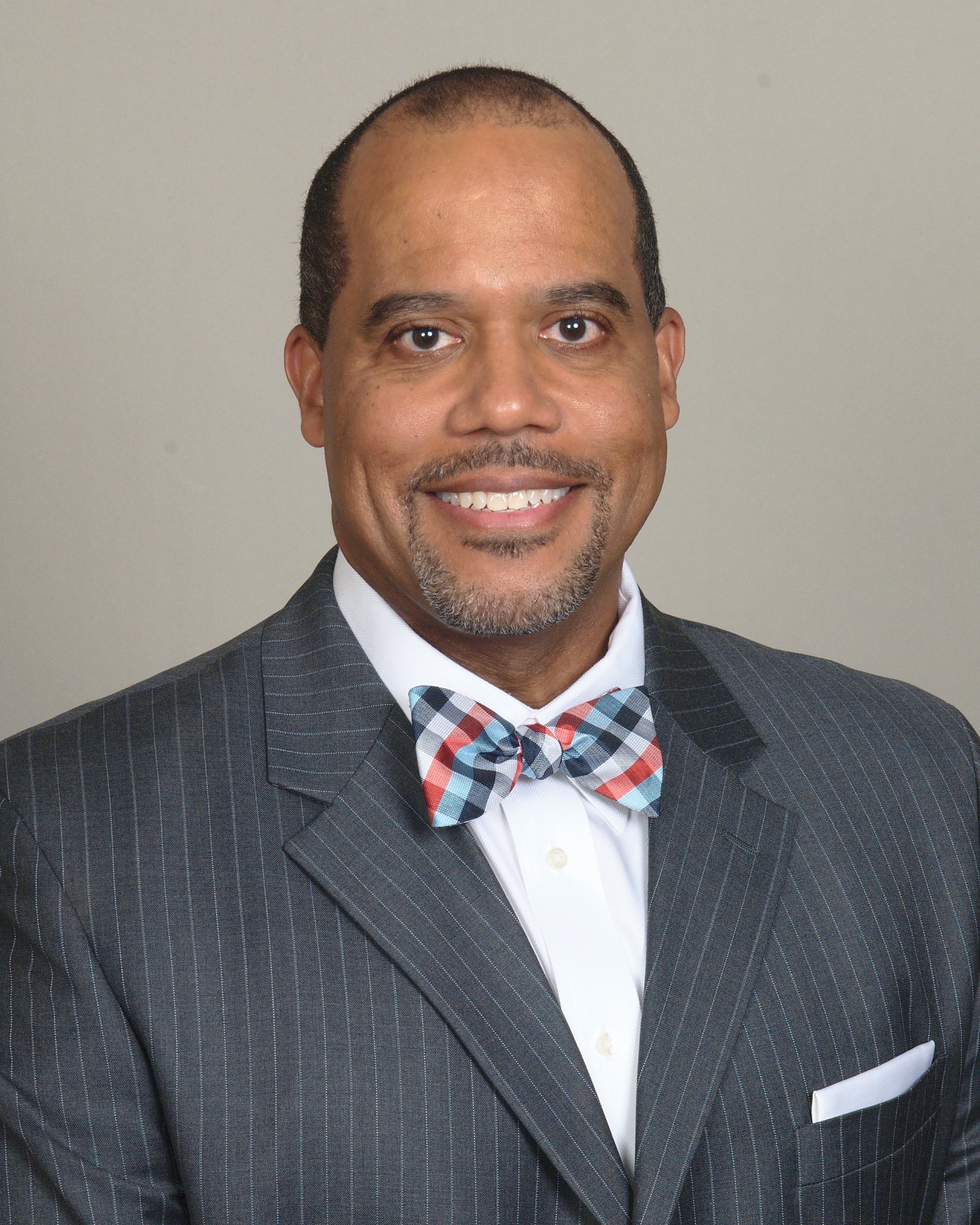 Head shot of Ryan Mire, H'02, in suit and bow tie