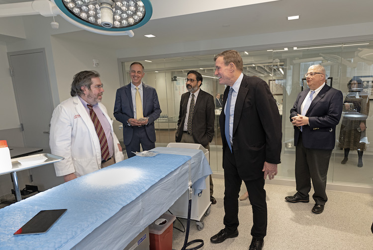 Warner tours innovative research space at VCU School of Medicine