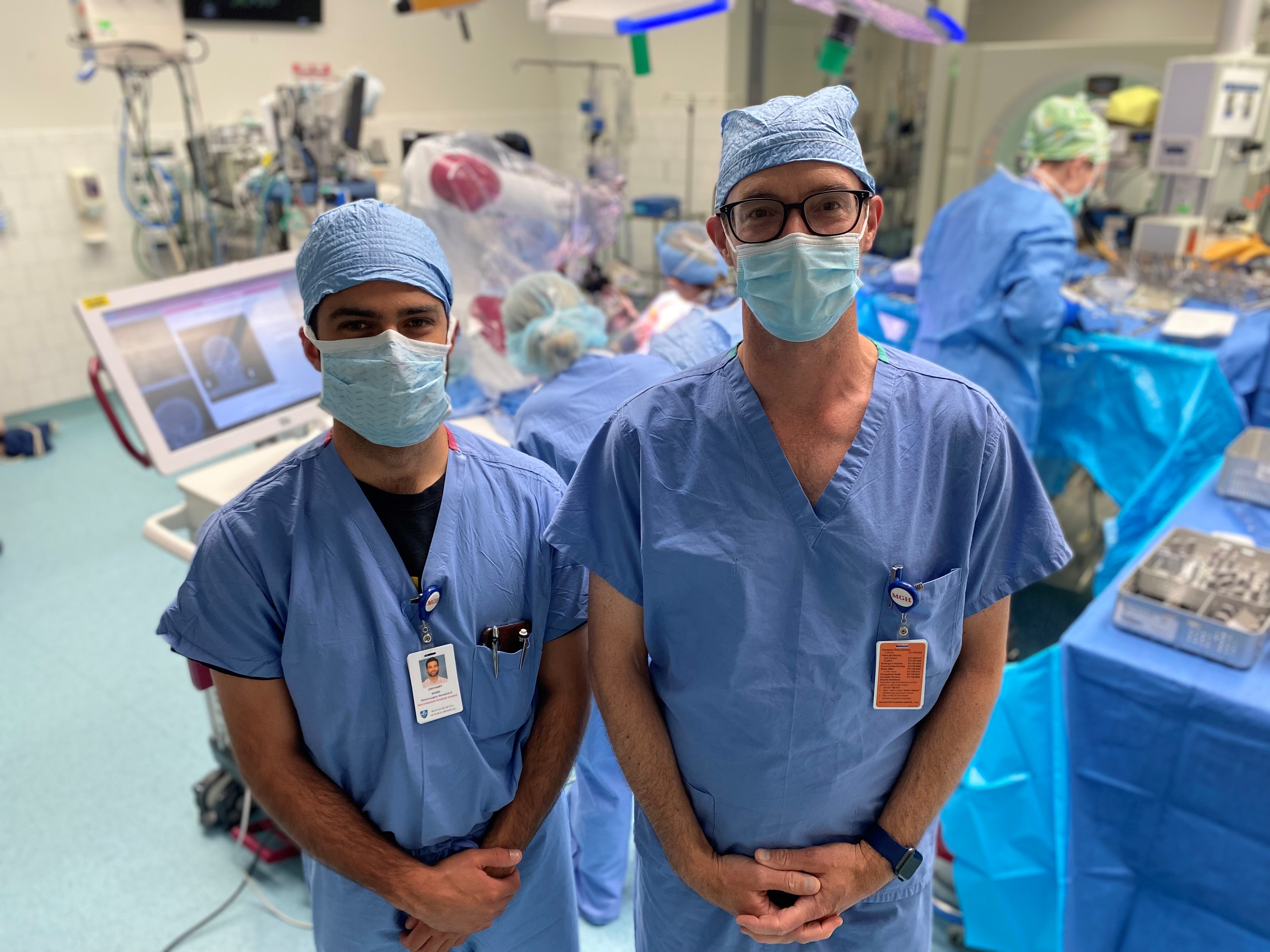 Zach Kons observing in the operating room with Mark Richardson, MS’99 (PHIS), MD-PhD’05.