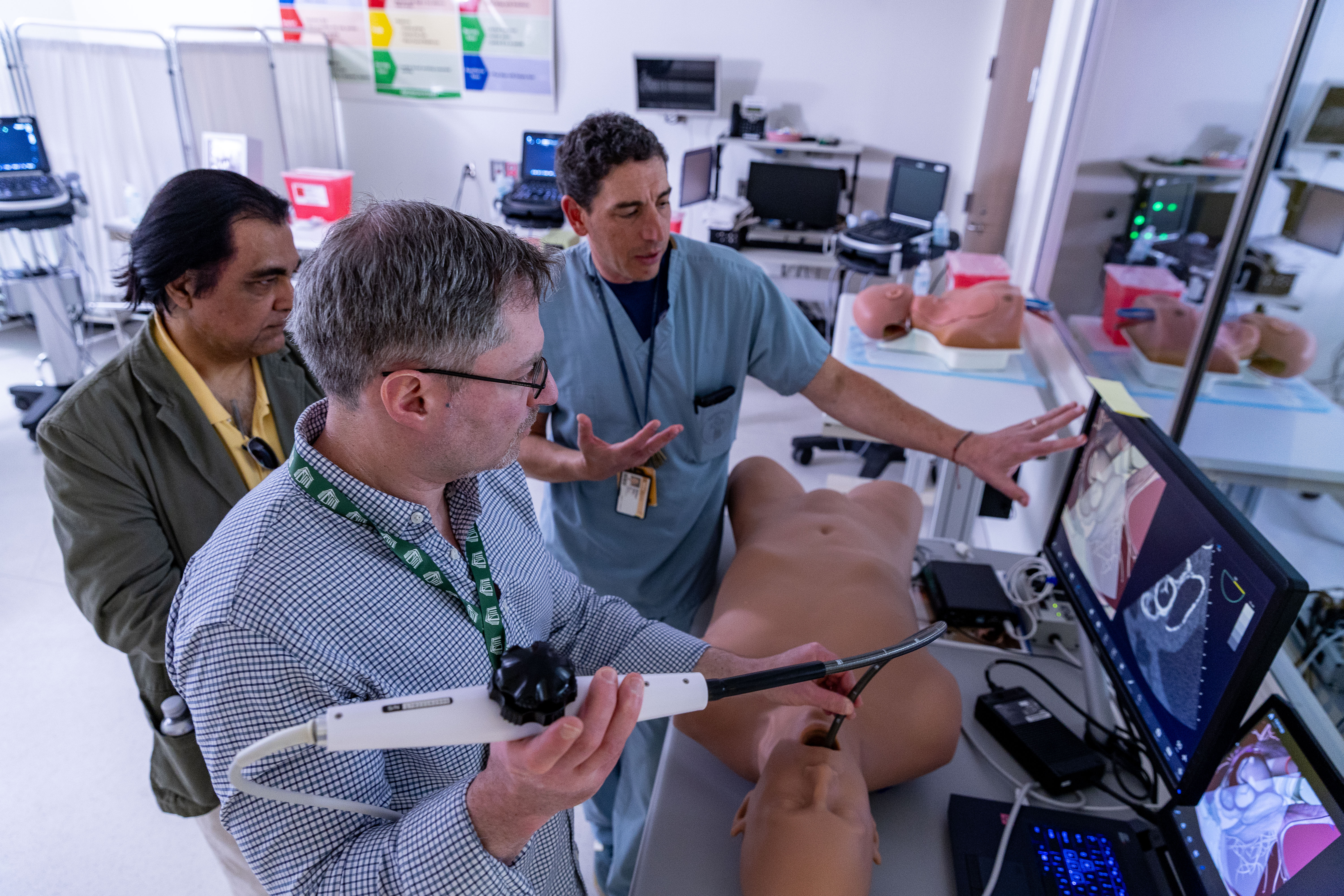  Alunni participate in ultrasound activity. 